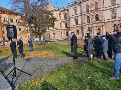 f372615b-0b3a-4fa9-b04b-786180bfe76c